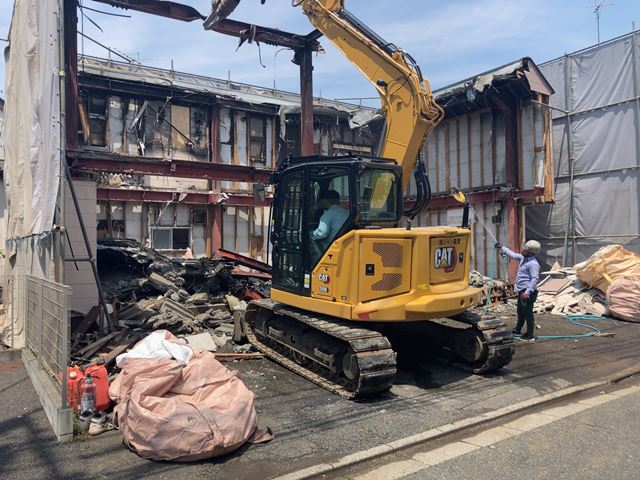 東京都練馬区立野町の軽量鉄骨造2階建て解体工事火災現場中の様子です。